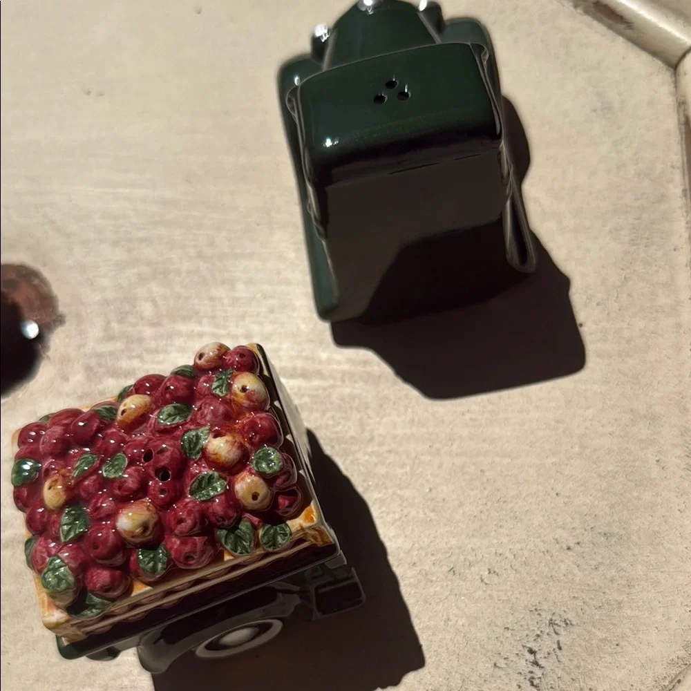 Ceramic vintage Apple Truck Salt & gift‎ Pepper Shaker Set in original box
